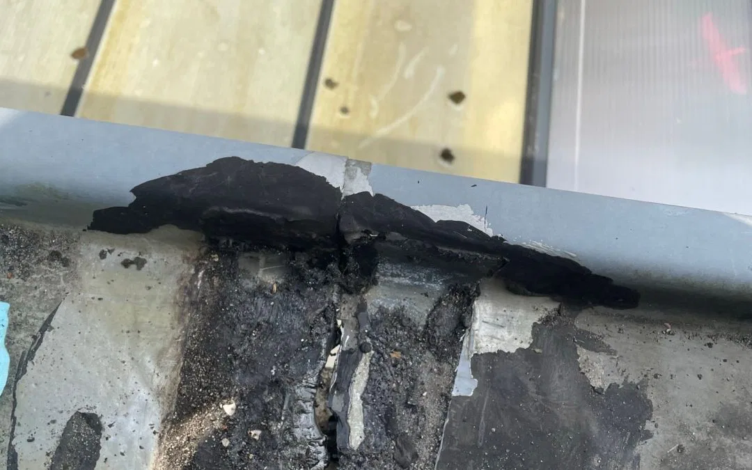 Hoe herken je slijtage aan je dakbedekking?